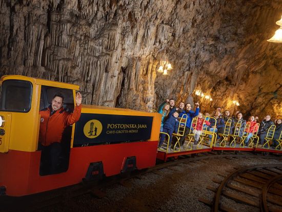 ポストイナ鍾乳洞＆プレジャマ城　半日観光ツアー ＜英語ドライバーガイド＞