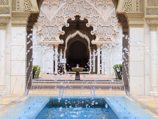 プトラジャヤ日帰りツアー　ホワイト＆ピンクモスク＋モロッコパビリオン　カヤトースト＆クルーズ付き ＜午前発／日本語ガイド／セントラルマーケット解散＞