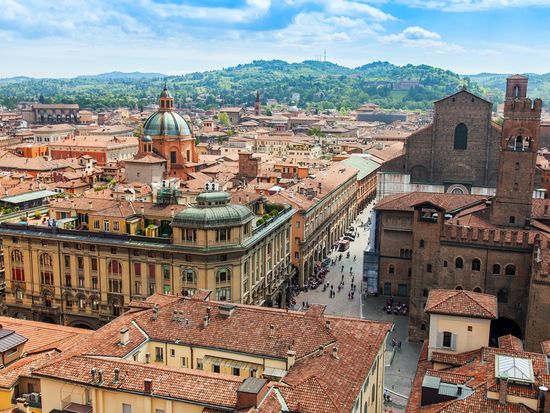 Italy_Bologna_Old city_shutterstock_303460049