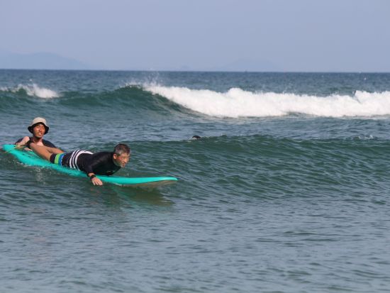 ダナンサーフィンレッスン　初心者歓迎！ダナン唯一の日系サーフショップで波乗り体験＜日本語または英語／少人数制＞