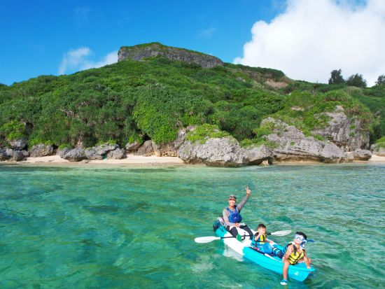 【少人数制ツアー】人気No.1｜島の海を知るガイドと行く宮古島カヤック冒険ツアー｜最大２組限定・高画質写真＋ドローン撮影＋シュノーケル体験付き