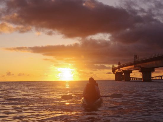 【少人数制】サンセットカヤックツアー 幻の島ユニの浜での絶景体験＜写真＆ドローン撮影付き／1歳～／約2時間／宮古島＞