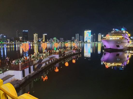 ダナン市内観光ツアー　ハン川ナイトクルーズ＆マッサージを満喫！ ＜夕食付き／日本語ガイド＞