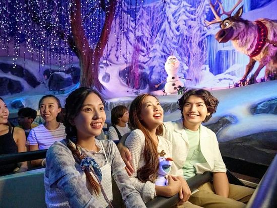 freecompress-Disneyland_Paris_Le_Monde_de_La_Reine_des_Neiges_GU49515a_AVEC_OLAF_2027-12-31