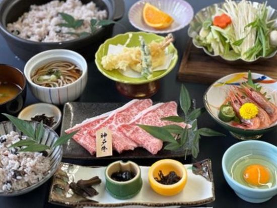 芝桜・花のじゅうたんとネモフィラ祭り 日帰りバスツアー 神戸牛すき焼き御膳付き＜四条大宮・京都アバンティ前発＞