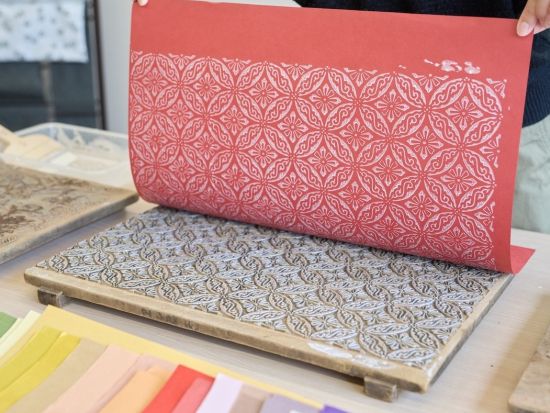 「京からかみ」摺り体験 100年以上前の版木で伝統唐紙づくり