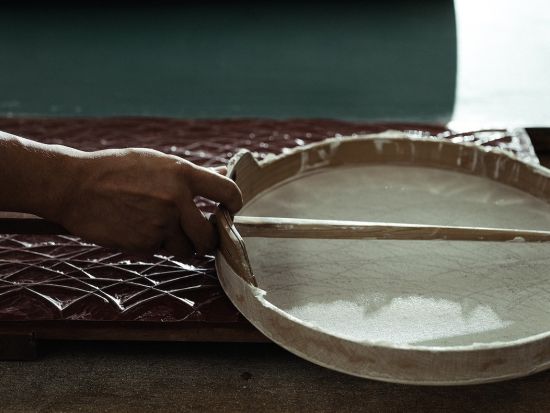 「京からかみ」摺り体験 100年以上前の版木で伝統唐紙づくり