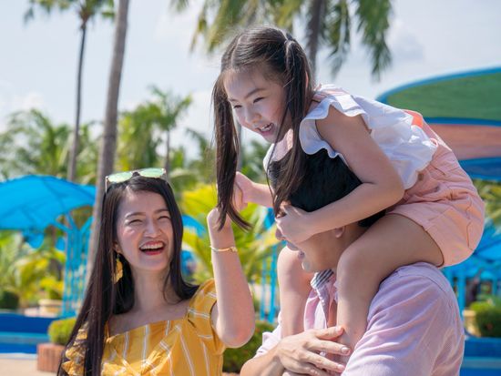 Family_amusement park_AdobeStock_408828782