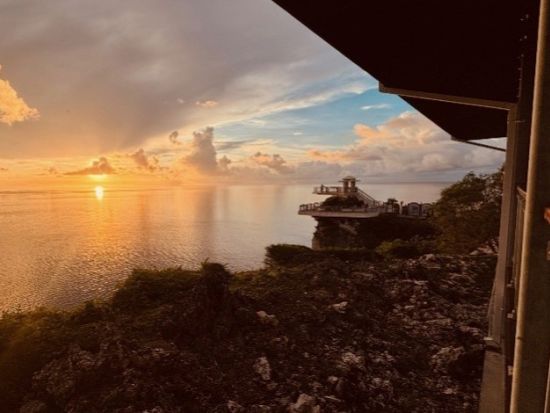 グアム 恋人岬サンセットツアー　ゆうやけテラスで絶景夕日観賞！展望台入場＆ドリンク2杯付き＜恋人岬までの往復送迎付き＞