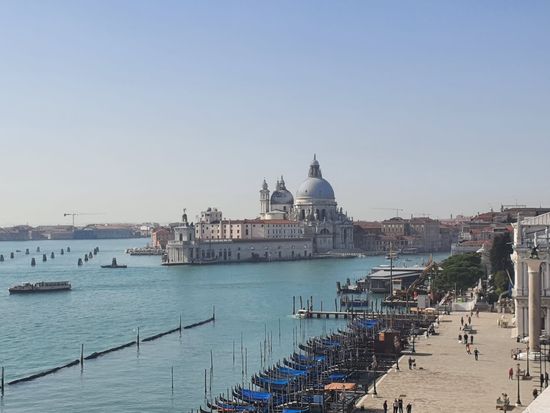 対岸から見るサンタ・マリア・デッラ・サルーテ教会