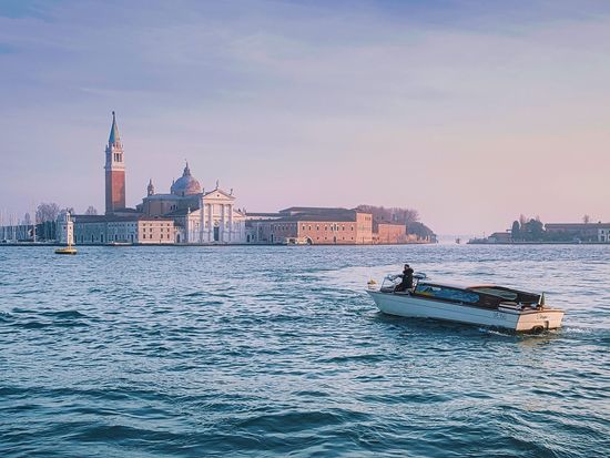 大運河を走る水上タクシー