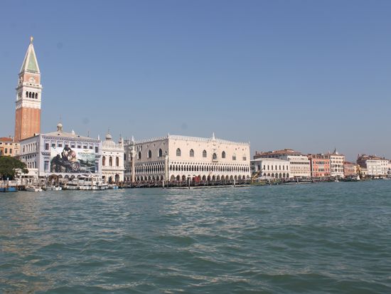 大運河から見るドゥカーレ宮殿