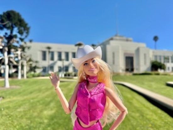 バービーインフルエンサーと行く！ 映画『バービー』ロケ地ツアー　マテル本社併設トイストアでのお買い物特典付き！ ＜貸切／日本語ガイド／送迎付き＞