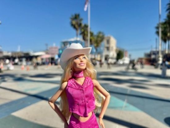 バービーインフルエンサーと行く！ 映画『バービー』ロケ地ツアー　マテル本社併設トイストアでのお買い物特典付き！ ＜貸切／日本語ガイド／送迎付き＞