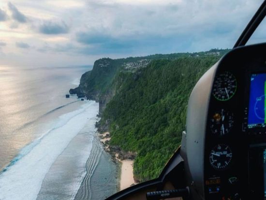 ヘリコプター遊覧飛行　バリ島の名所を空から満喫する贅沢体験＜10～35分間／混載／ヌサドゥア発＞