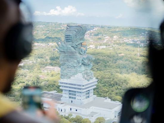 ヘリコプター遊覧飛行　バリ島の名所を空から満喫する贅沢体験＜10～35分間／混載／ヌサドゥア発＞