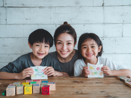 u8869428176_A_Japanese_mother_with_her_son_and_daughter_enjoy_304d8d53-4c67-4fe9-bf6c-a4dd4ada75b3_0