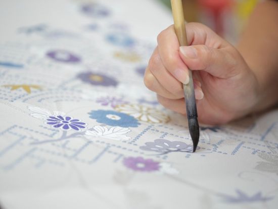 手描京友禅工房見学と職人が指導する手描友禅体験 江戸時代から続く伝統文化を学ぶ＜お土産付き／京都・伏見＞
