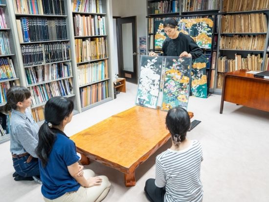 手描京友禅工房見学と職人が指導する手描友禅体験 江戸時代から続く伝統文化を学ぶ＜お土産付き／京都・伏見＞