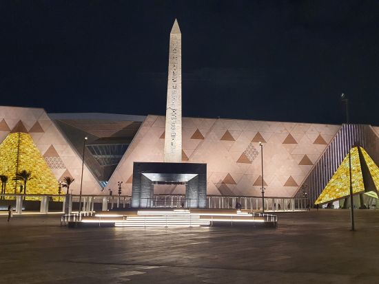 大エジプト博物館ナイトツアー　過ごしやすい時間のライトアップされたGEM観光＜ピラミッド見学付きプランあり／1日／日本語ガイド／貸切＞