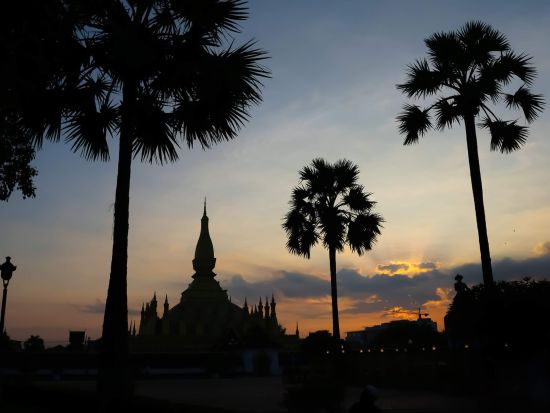 ラオス高速鉄道で行く世界遺産の街ルアンパバーン1泊2日ツアー パクオー洞窟＆クアンシーの滝＆プーシーの丘から夕日鑑賞＜1泊2日／日本語ガイド／ビエンチャン発着＞