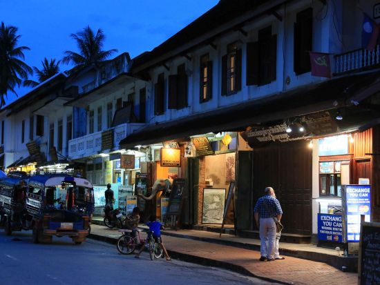 ラオス高速鉄道で行く世界遺産の街ルアンパバーン1泊2日ツアー パクオー洞窟＆クアンシーの滝＆プーシーの丘から夕日鑑賞＜1泊2日／日本語ガイド／ビエンチャン発着＞