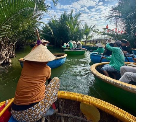 ココナッツボート＆バンブークラフト付き ホイアンナイトツアー（夕食付き）//日本語ガイド//ダナン市内のラウンジ利用可能