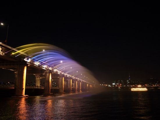 ソウル夜景ツアー　徳寿宮の夜間観覧＆盤浦大橋月光レインボー噴水ショーの鑑賞 ＜4～10月／サムギョプサルの夕食付き／日本語ガイド＞