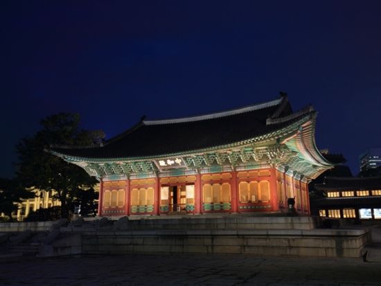 ソウル夜景ツアー　徳寿宮の夜間観覧＆盤浦大橋月光レインボー噴水ショーの鑑賞 ＜4～10月／サムギョプサルの夕食付き／日本語ガイド＞