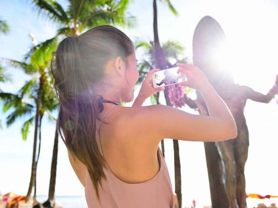 DukeStatue_Kahanamoku_Tourist_Waikiki_Oahu_Hawaii__shutterstock_254955256