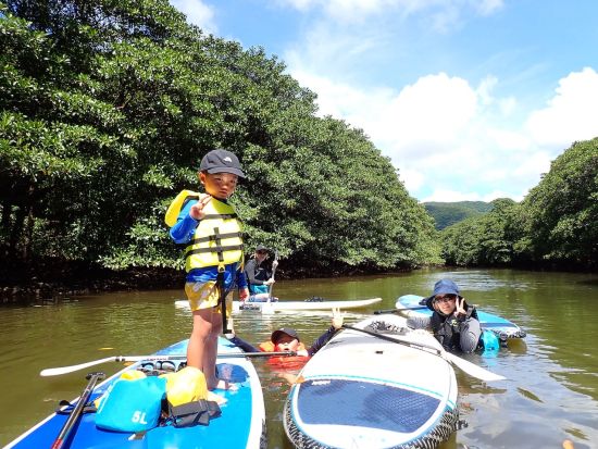 シイラ川マングローブSUP　半日コースで気軽にマングローブジャングルを満喫　小学生から参加OK！＜竹富町観光案内人条例認定店／大原港・島内ホテル無料送迎＞