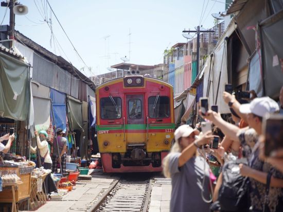 朝ゆったり出発！メークロン線路市場＆ダムヌンサドゥアック水上マーケットツアー　タイ観光で絶対に外せない二大マーケット巡り＜1日／日本語ガイド＞
