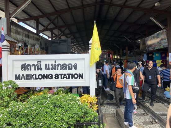 朝ゆったり出発！メークロン線路市場＆ダムヌンサドゥアック水上マーケットツアー　タイ観光で絶対に外せない二大マーケット巡り＜1日／日本語ガイド＞