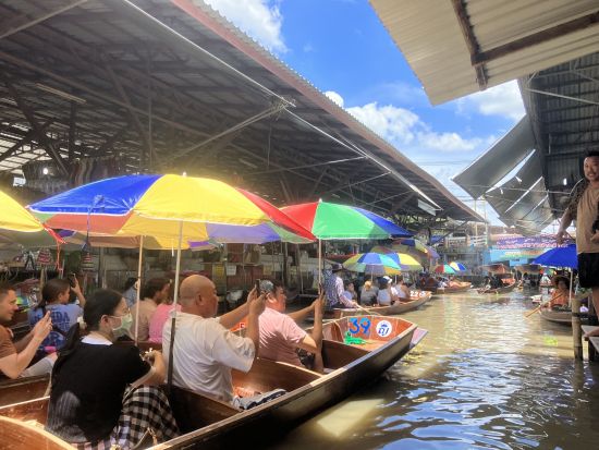 朝ゆったり出発！メークロン線路市場＆ダムヌンサドゥアック水上マーケットツアー　タイ観光で絶対に外せない二大マーケット巡り＜1日／日本語ガイド＞