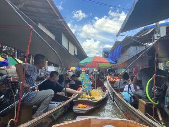 朝ゆったり出発！メークロン線路市場＆ダムヌンサドゥアック水上マーケットツアー　タイ観光で絶対に外せない二大マーケット巡り＜1日／日本語ガイド＞