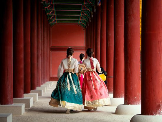 Korea_hanbok dress_AdobeStock_365129897