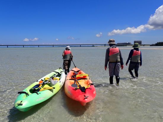 幻の島ユニの浜上陸ツアー シーカヤックで絶景を見に行こう◎ 初心者大歓迎！＜2歳から参加OK／約2時間30分／宮古島＞
