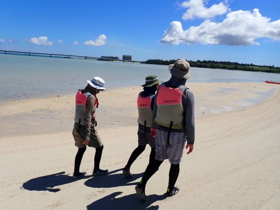 幻の島ユニの浜上陸ツアー シーカヤックで絶景を見に行こう◎ 初心者大歓迎！＜2歳から参加OK／約2時間30分／宮古島＞