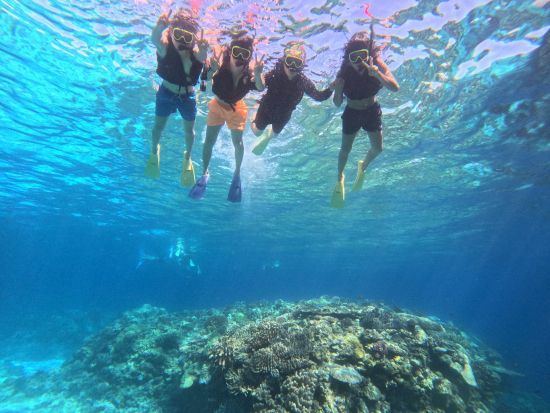 水納島パラセーリング 絶景を眺めながら空中散歩で感動体験エメラルドグリーンの海を空から満喫！＜4～10月／本部町発＞