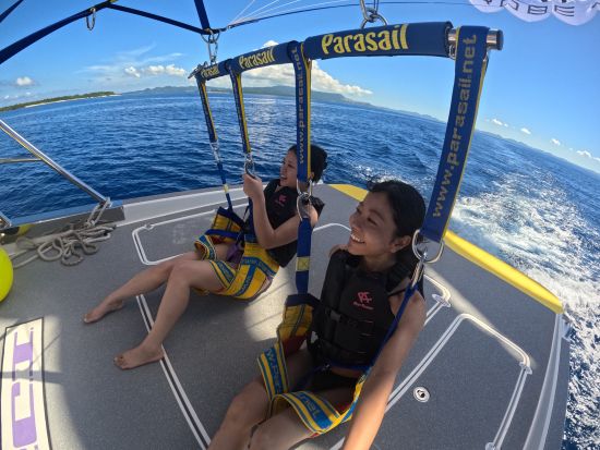 水納島パラセーリング 絶景を眺めながら空中散歩で感動体験エメラルドグリーンの海を空から満喫！＜4～10月／本部町発＞