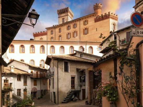 バローロのブドウ畑＋ユネスコ世界遺産のワイン大聖堂見学1日ツアー＜4～10月＞