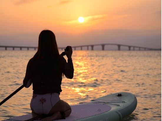 サンセットSUPツアー　夕陽に染まる海へ向かって出発！ ＜5歳から参加OK／宮古島＞