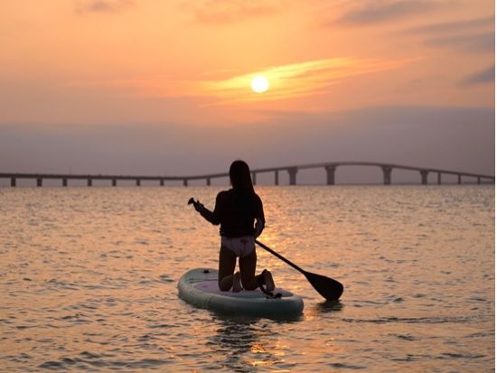 サンセットSUPツアー　夕陽に染まる海へ向かって出発！ ＜5歳から参加OK／宮古島＞