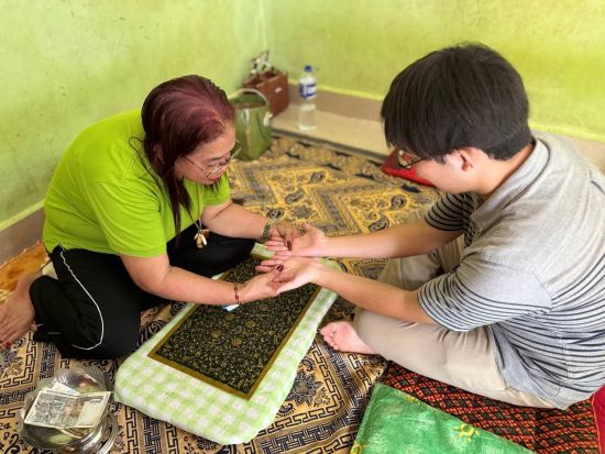 カンボジア占い体験とお祈り体験ツアー　カンボジアの伝統を感じよう♪＜専用車ツアー／日本語ガイド／シェムリアップ発＞