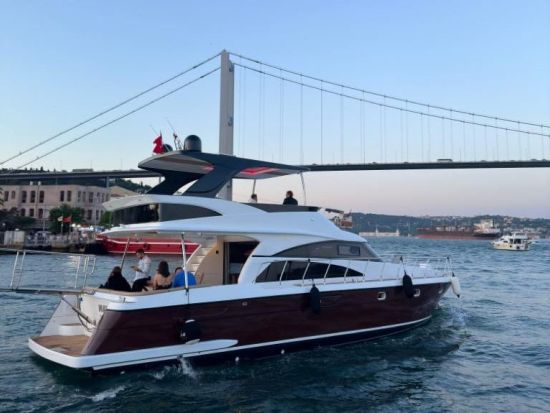 ボスポラス海峡 貸切ヨットクルーズ！ヨーロッパとアジアを結ぶ絶景クルーズ体験＜2時間／定員10名／イスタンブール／英語クルー＞