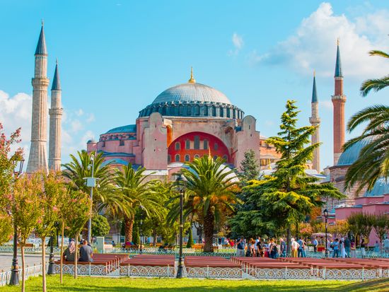 Istanbul_Hagia-Sophia_shutterstock_520098874