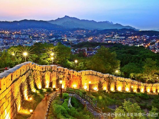 ソウルで話題のインスタ映えスポットツアー　梨花洞壁画村＋鞍山公園散策＋名物タッカンマリで大満足＜午後発／日本語ガイド／夕食付き＞