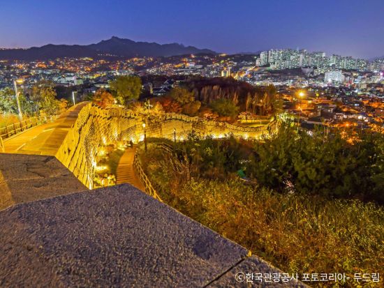 ソウルで話題のインスタ映えスポットツアー　梨花洞壁画村＋鞍山公園散策＋名物タッカンマリで大満足＜午後発／日本語ガイド／夕食付き＞