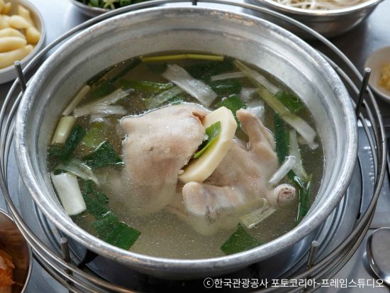 ソウルで話題のインスタ映えスポットツアー　梨花洞壁画村＋鞍山公園散策＋名物タッカンマリで大満足＜午後発／日本語ガイド／夕食付き＞