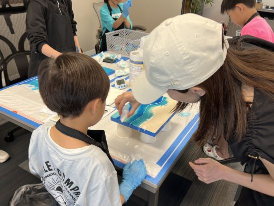 オーシャンレジンアート作成体験　ハワイの美しい海や波をレジンアートで再現！世界に一つだけの作品を作るワークショップ＜日本語／マッカリーショッピングセンター内＞